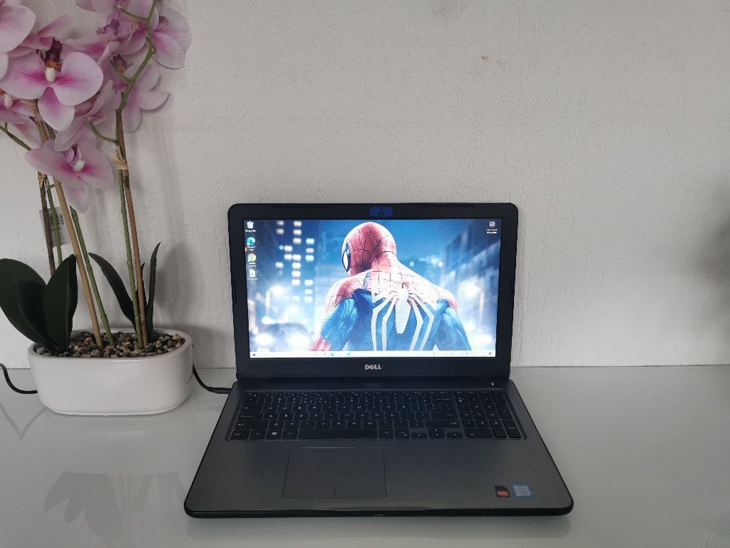 Dell 15 { i7 ~ 16GB ~ R7 M400 4GB }, 256 GB, Met videokaart, 2 tot 3 Ghz, 15 inch