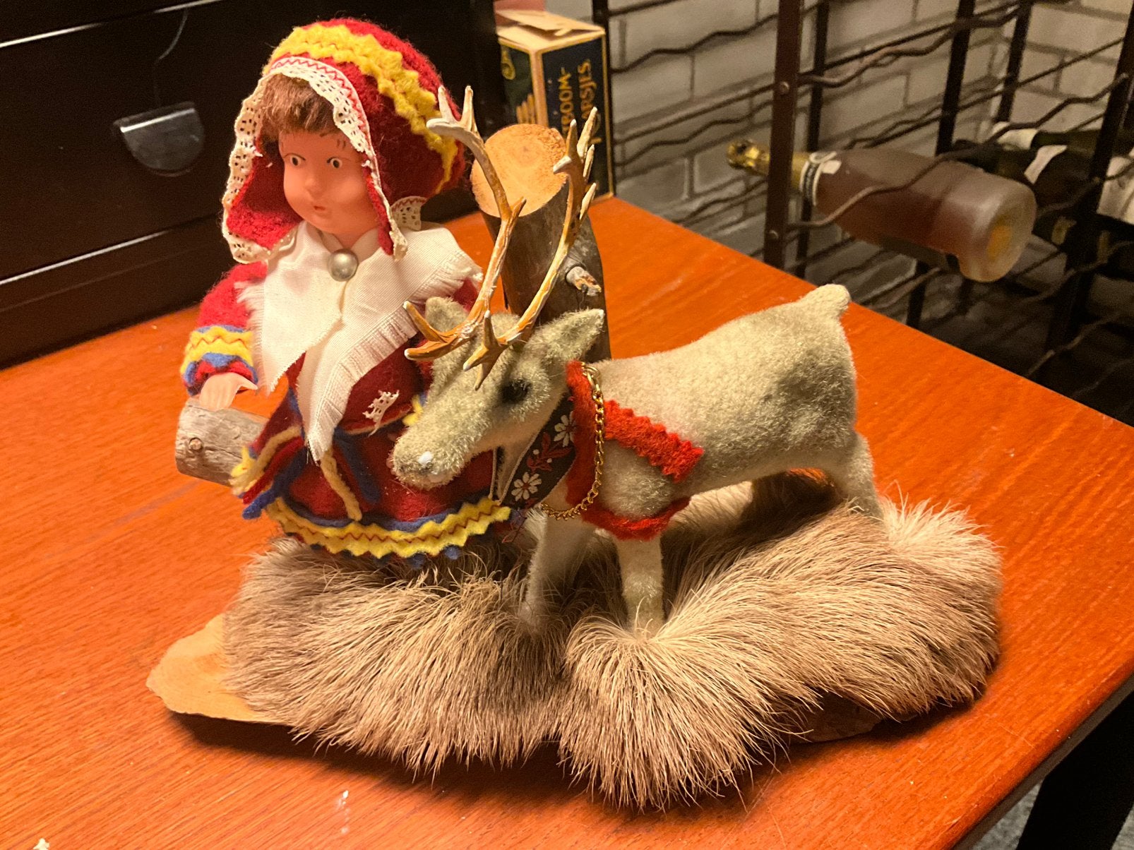 VINTAGE LAPLAND HANDGEMAAKT KERST RENDIER MET SAMISCH POPJE, Diversen, Kerst, Ophalen of Verzenden, Gebruikt