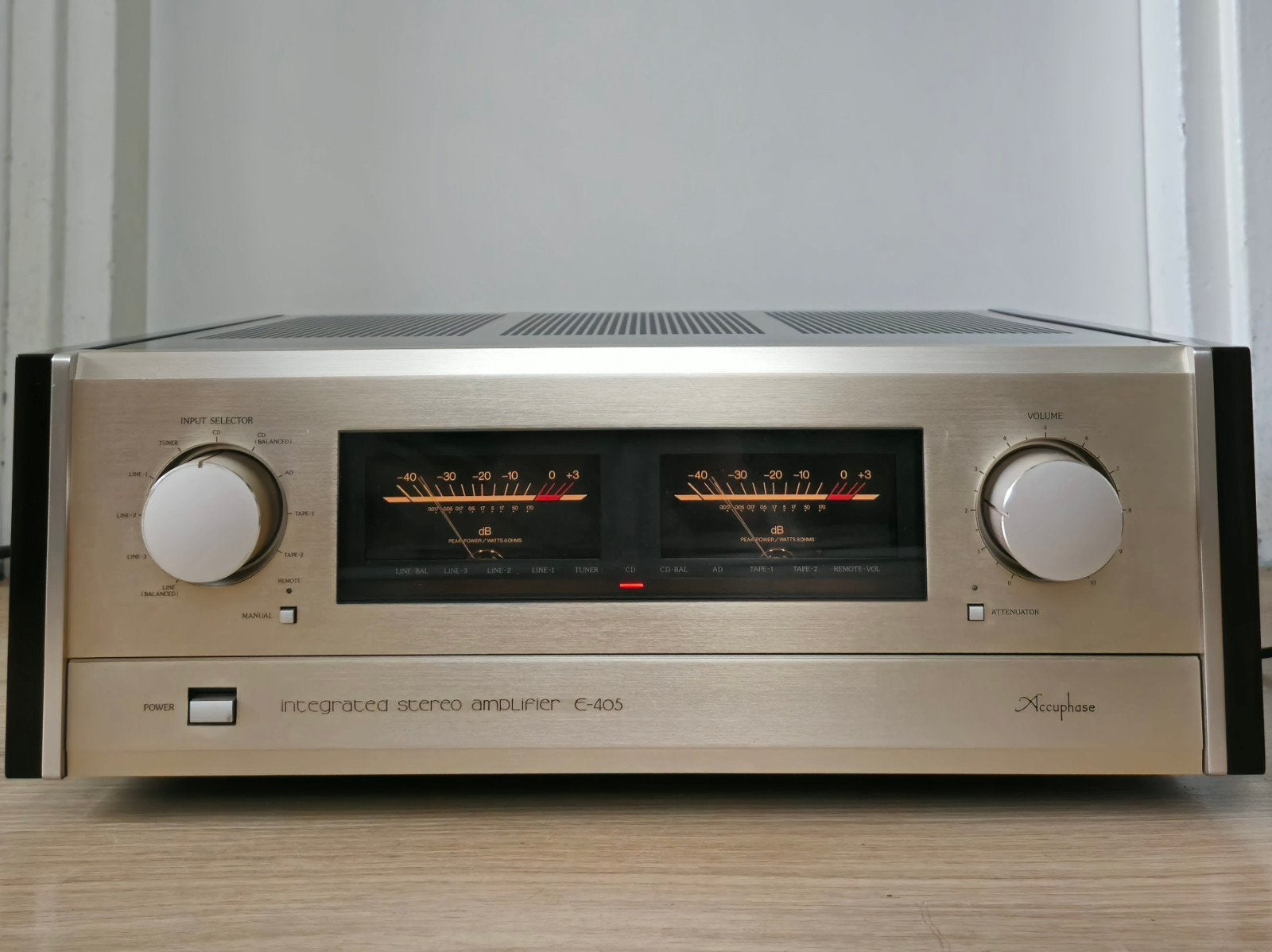 Accuphase E-405 Geïntegreerde Stereo Versterker, Gebruikt, 120 watt of meer, Stereo, Ophalen