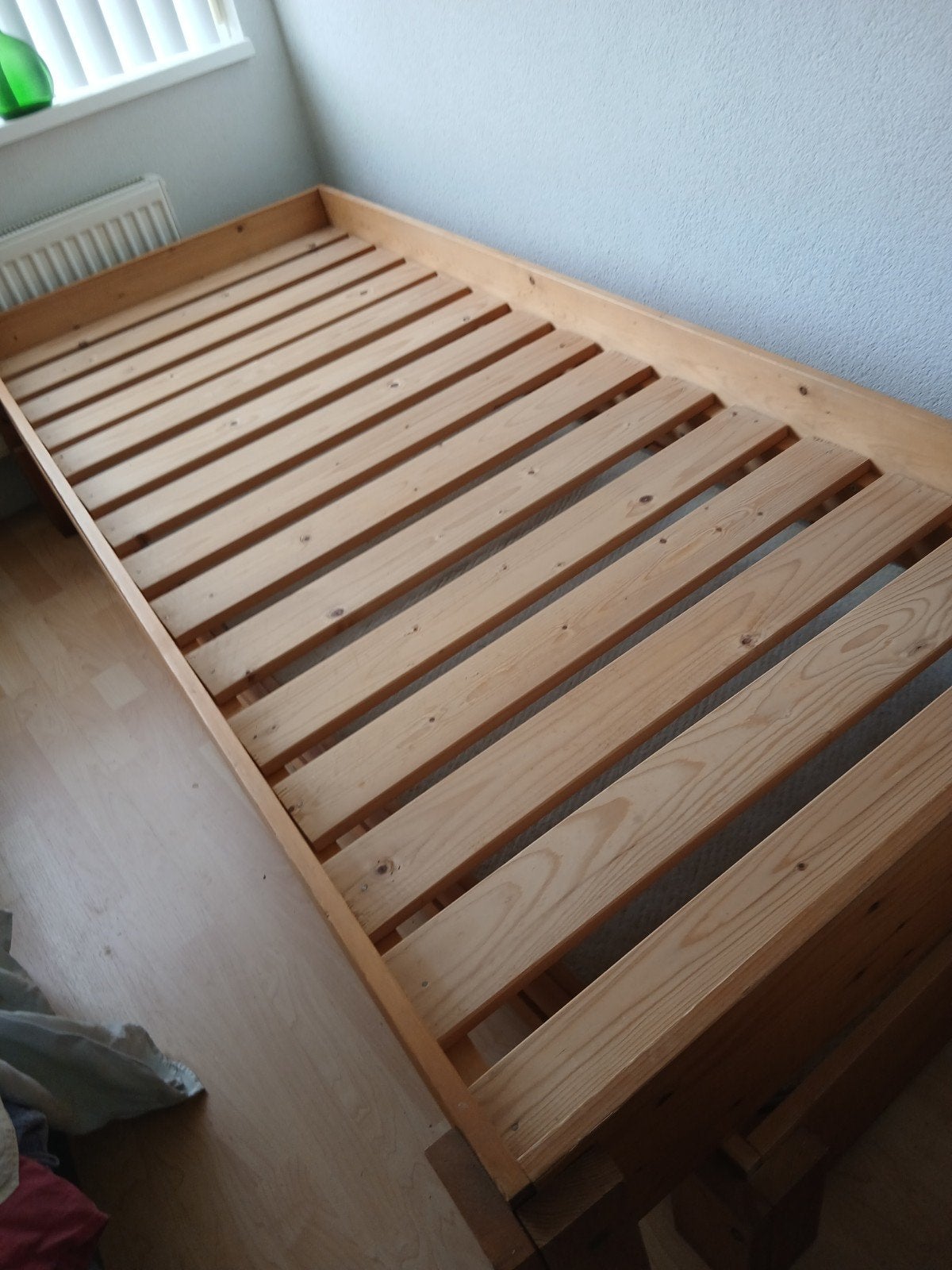 2 x 1 persoons houten bedden, Huis en Inrichting, Slaapkamer | Bedden, Ophalen, Strak, Verstelbaar, 90 cm