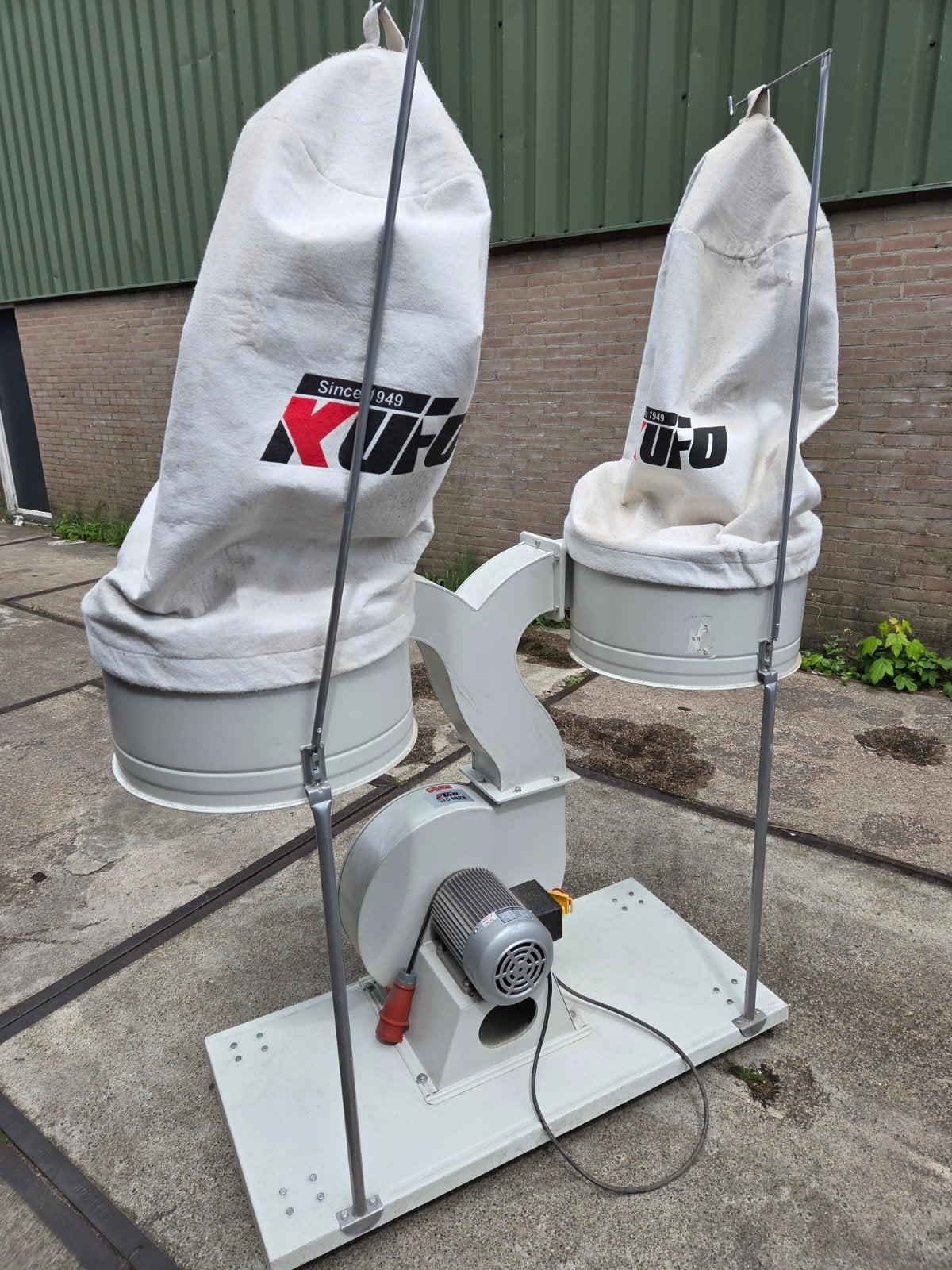 UFO-102B Afzuiginstallatie met 2 zakken,, Zakelijke goederen, Machines en Bouw | Pompen en Compressoren, Ophalen