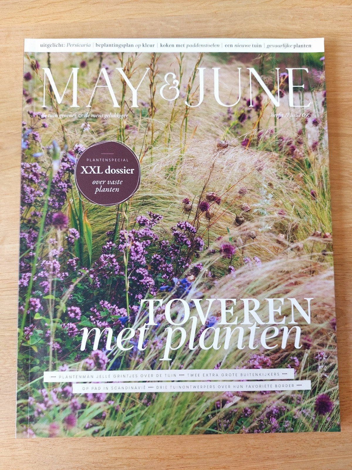 May & June - Toveren met planten - Herfst - Issue 09), Boeken, Tijdschriften en Kranten, Ophalen of Verzenden, Zo goed als nieuw