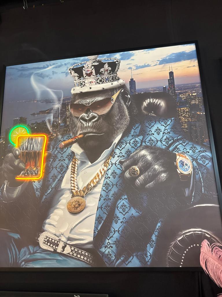 Luxe Gorilla Kunstwerk met Kroon en Cocktail, Antiek en Kunst, Ophalen of Verzenden