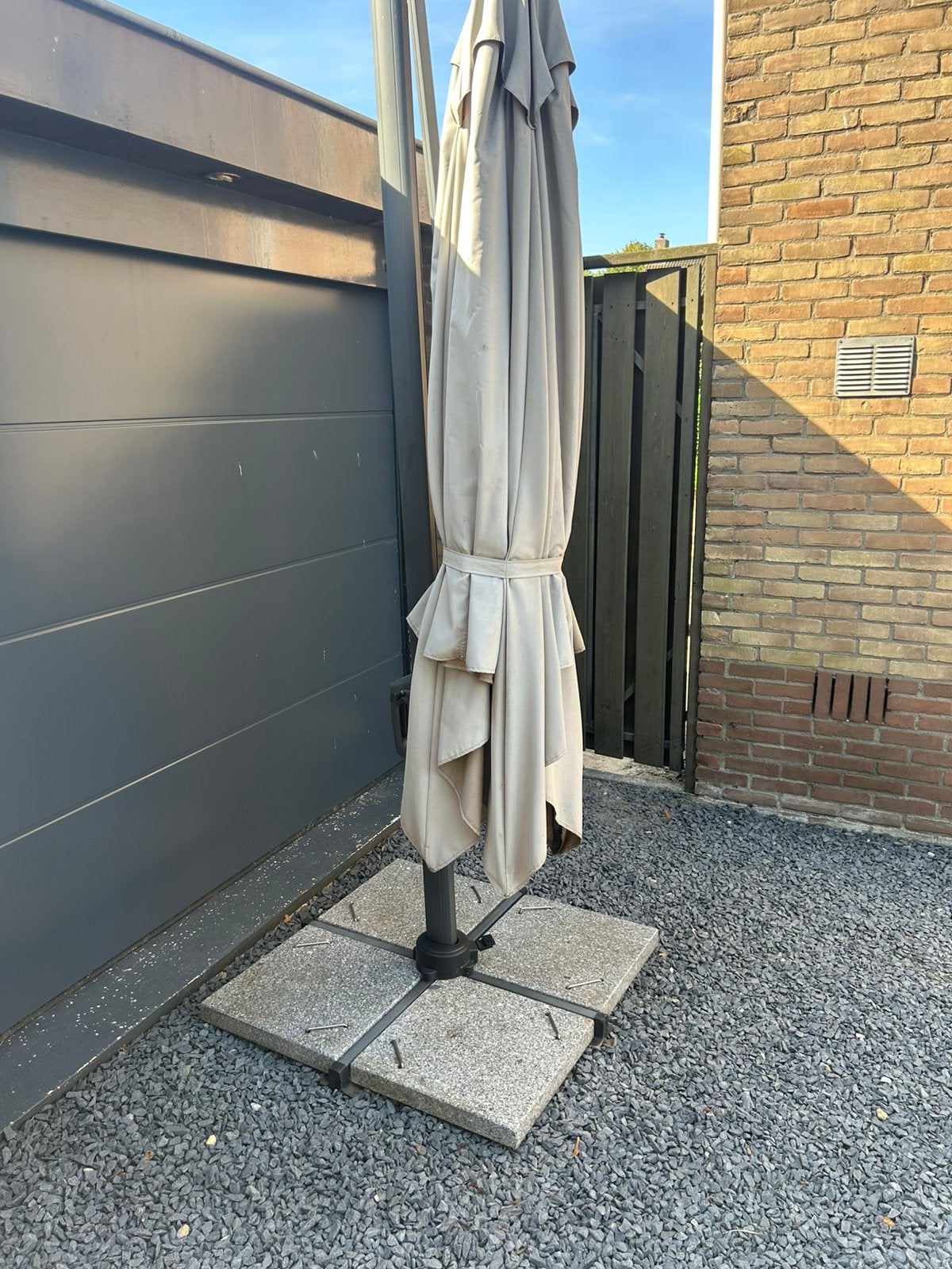 Zwevende parasol, Ophalen, Zo goed als nieuw, Zweefparasol