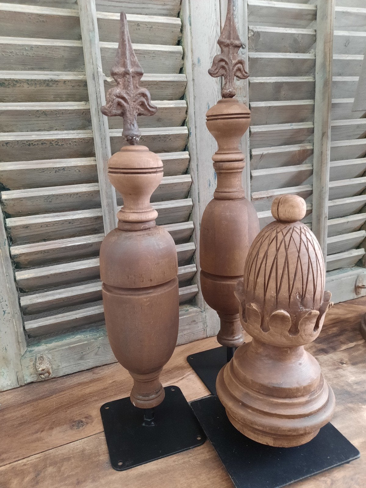 Drie houten ornamenten op voet ornament pinakel stoer sober, Ophalen