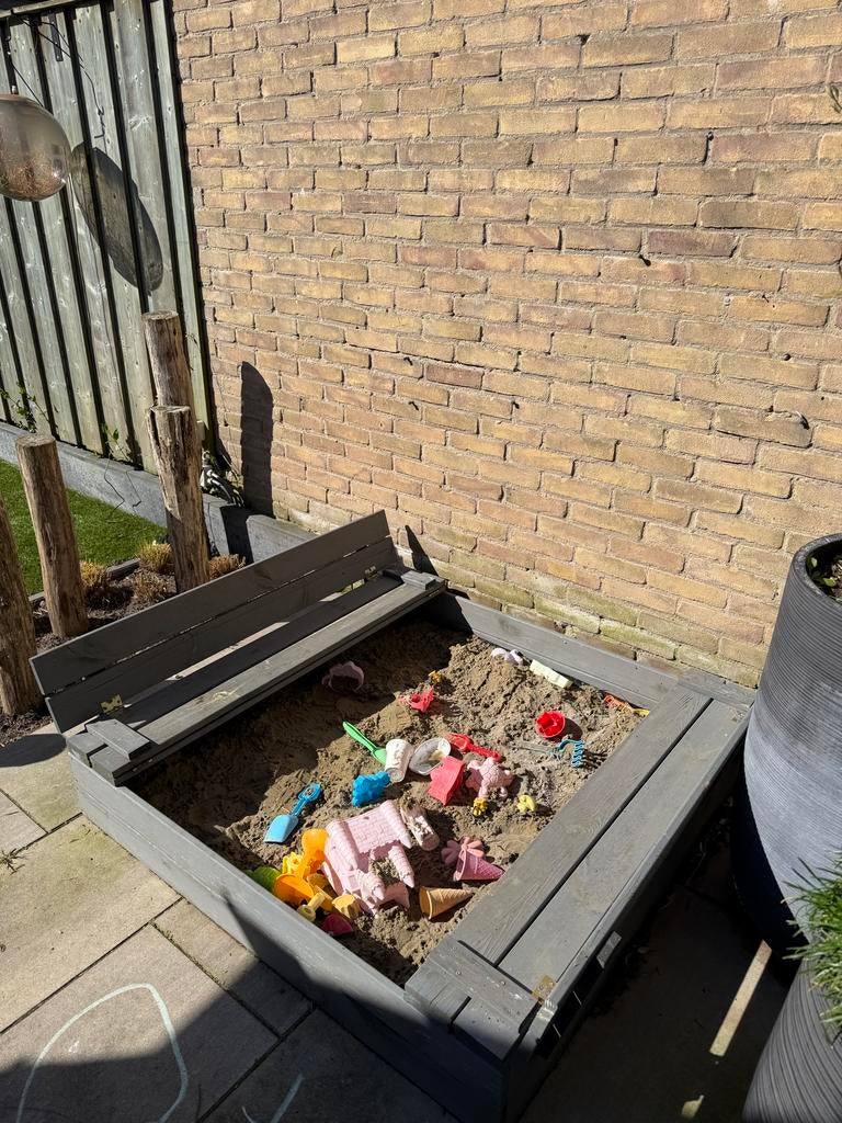 Grijze zandbak met bankjes en afdekzeil, Ophalen, Zo goed als nieuw