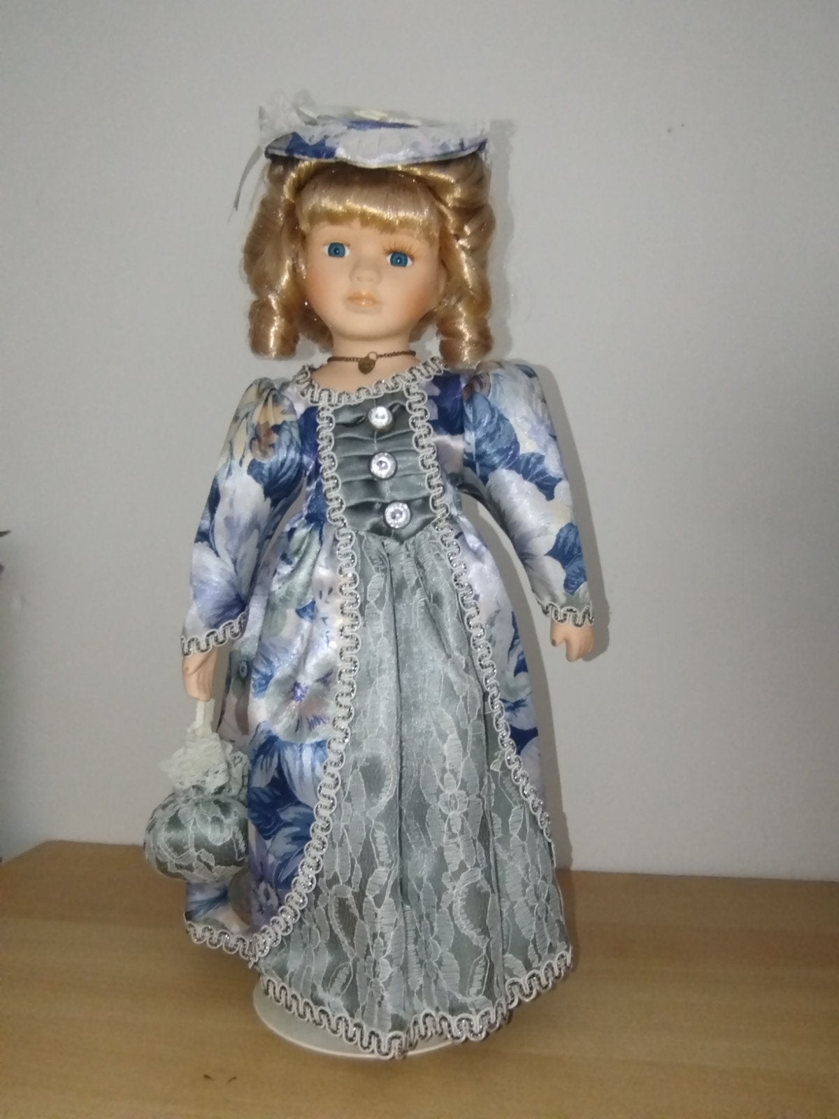 Porcelain doll, Ophalen