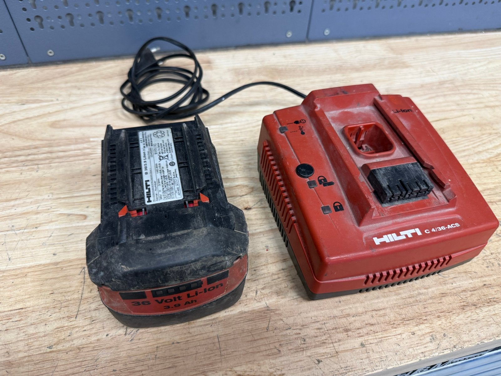 Hilti B 36/3.9 Li-Ion Accu met C 4/36-ACS Oplader, Ophalen of Verzenden, Gebruikt, Overige merken, Overige typen