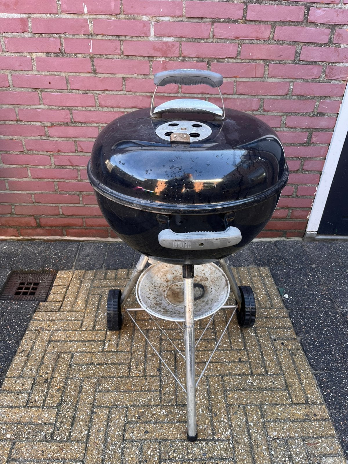 Weber Barbecue met één defect wiel, Tuin en Terras, Houtskoolbarbecues, Ophalen, Gebruikt