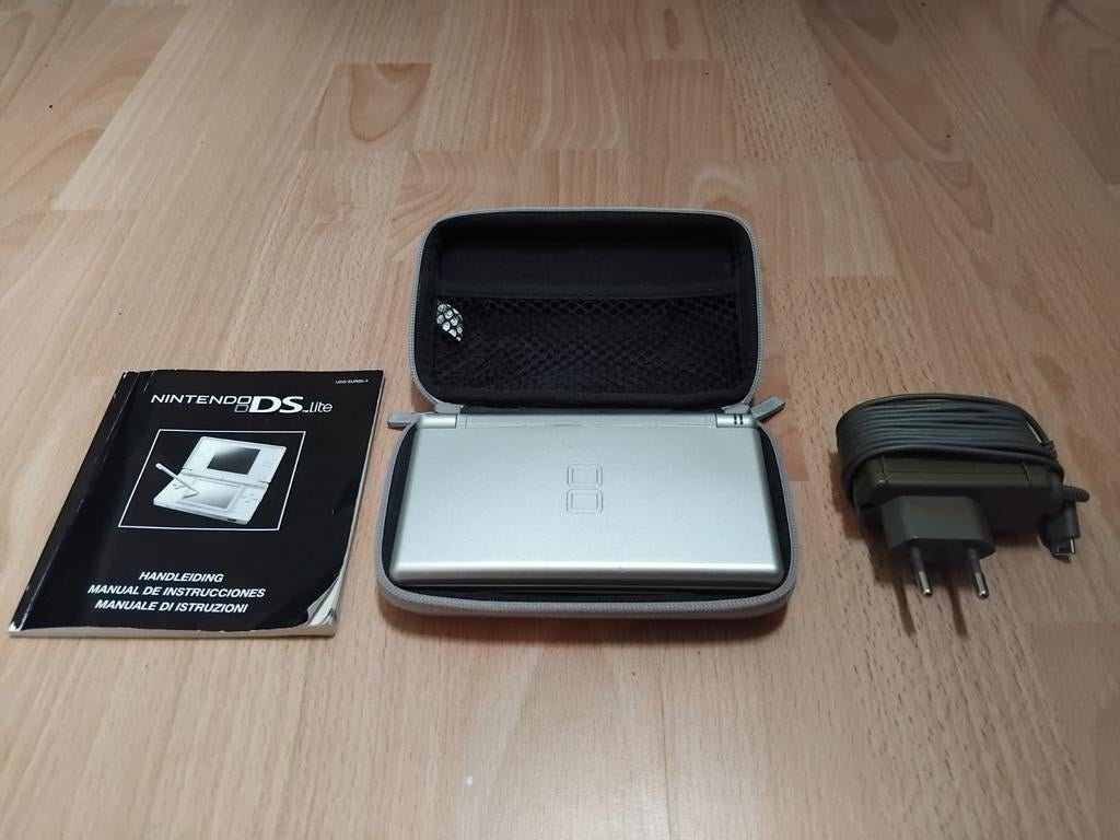 Nintendo DS lite met stylus, handleiding, lader en hoesje, Ophalen, Gebruikt, Zilver, DS Lite