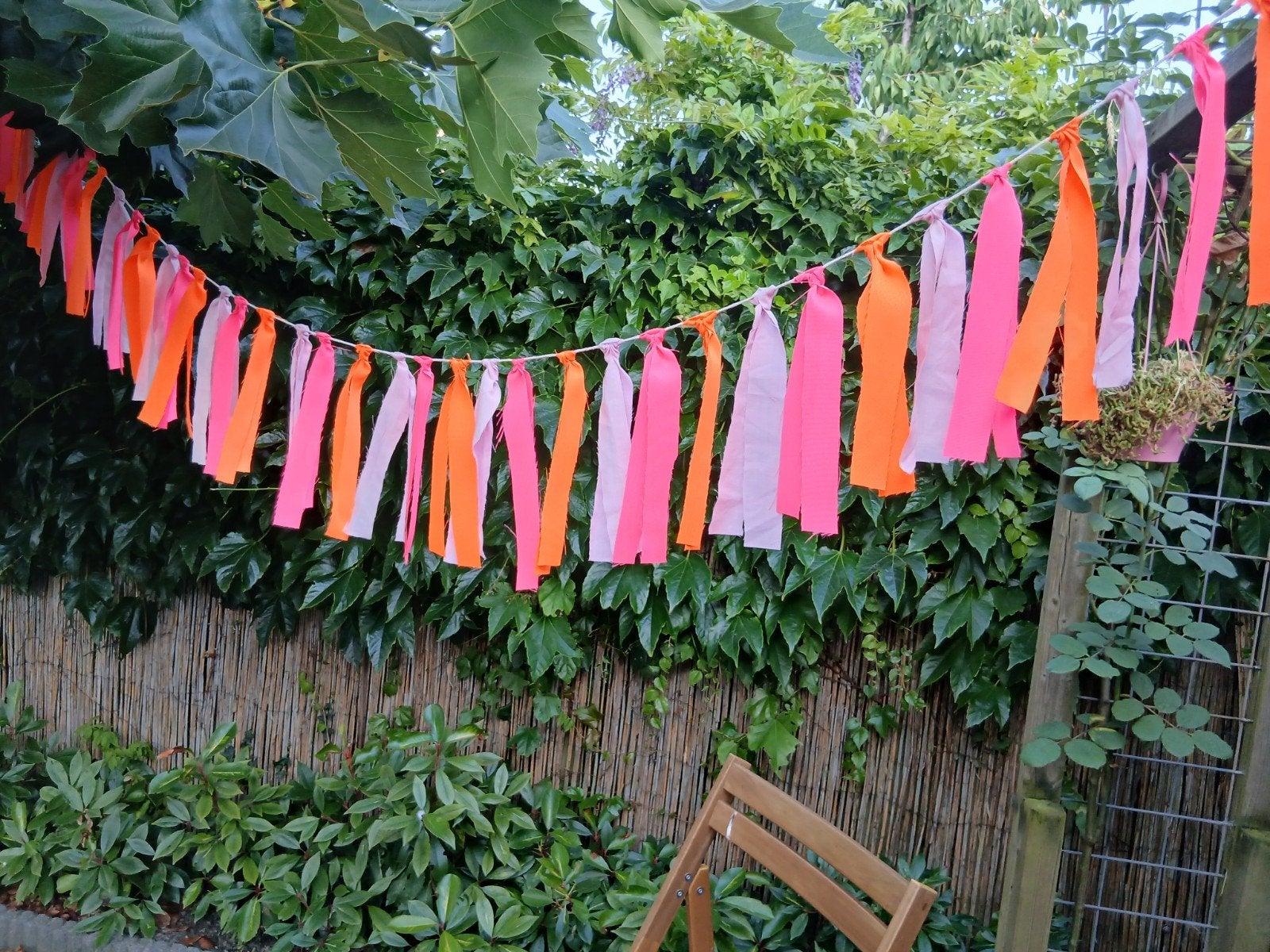 Leuke stoffen slinger, licht- en felroze, feloranje, 3 meter, Ophalen of Verzenden, Nieuw, Versiering, Verjaardag