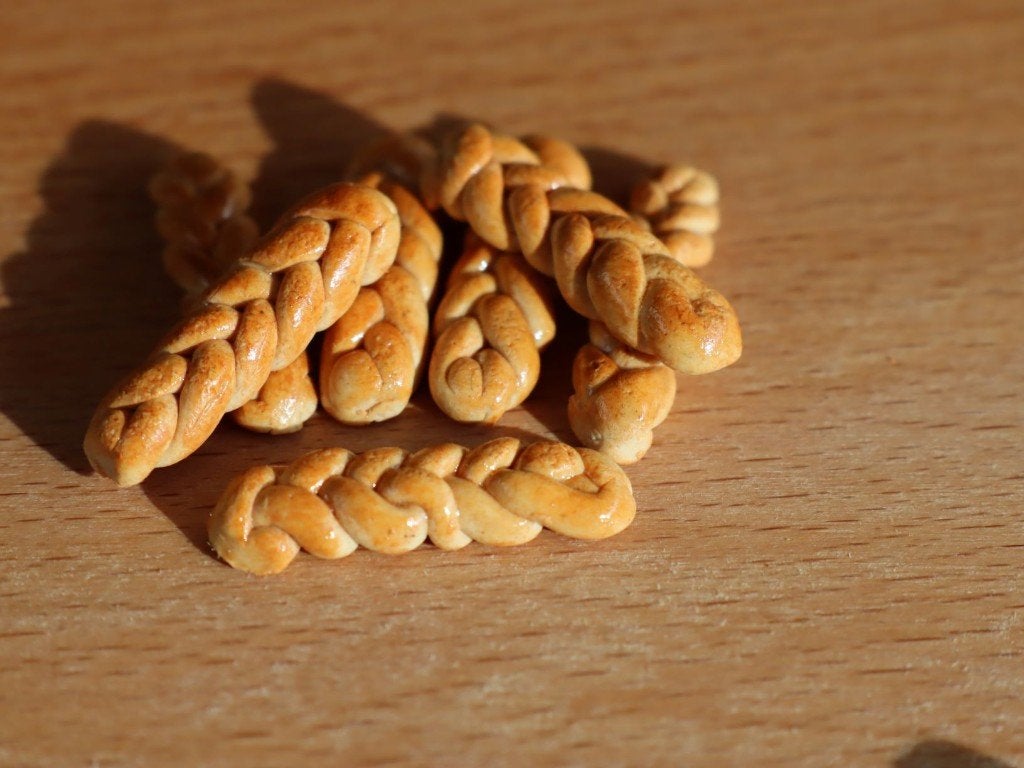 Handgemaakte vlechtbroden van ongeveer 3,5 cm lang., Verzamelen, Ophalen of Verzenden, Nieuw, Gebruiksvoorwerp