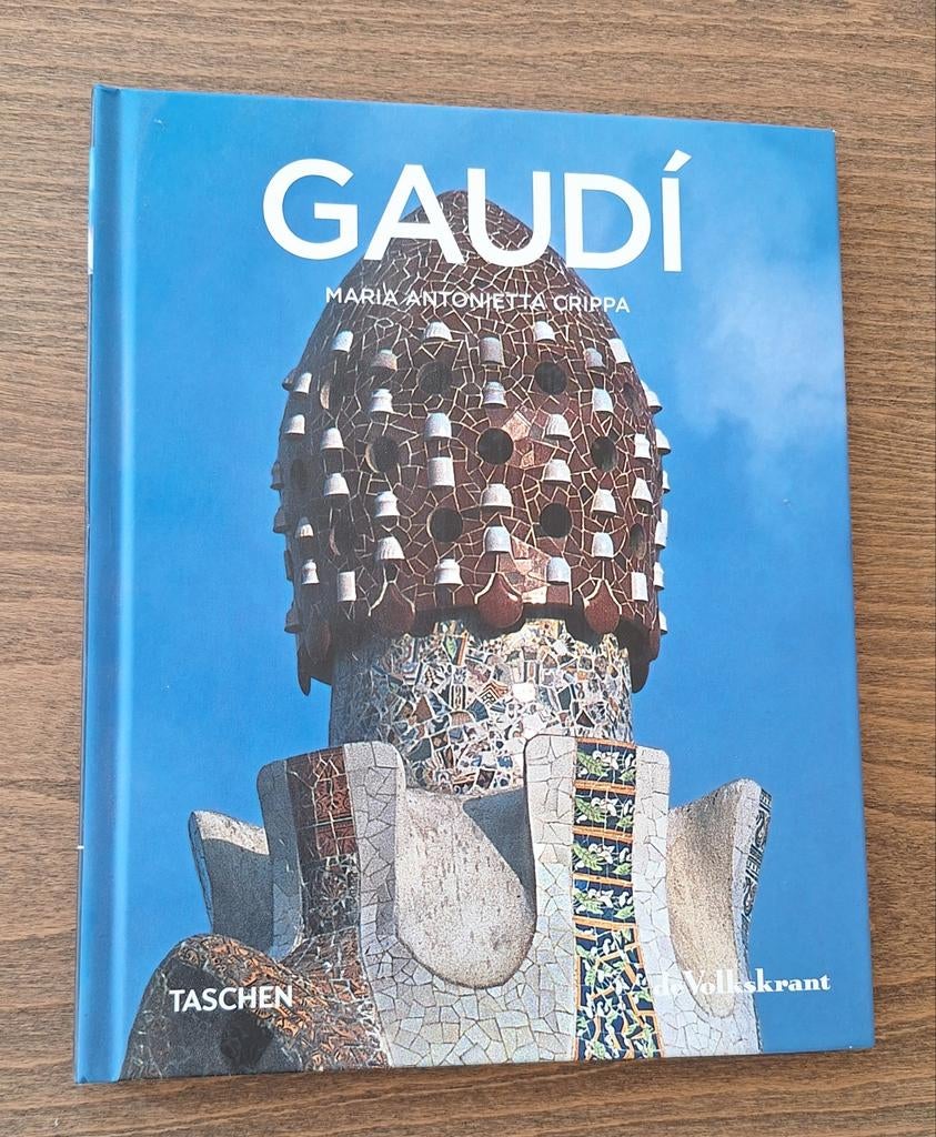 M.A. Crippa - Gaudi - uitgave De Volkskrant, Ophalen of Verzenden, Zo goed als nieuw, Architecten, M.A. Crippa