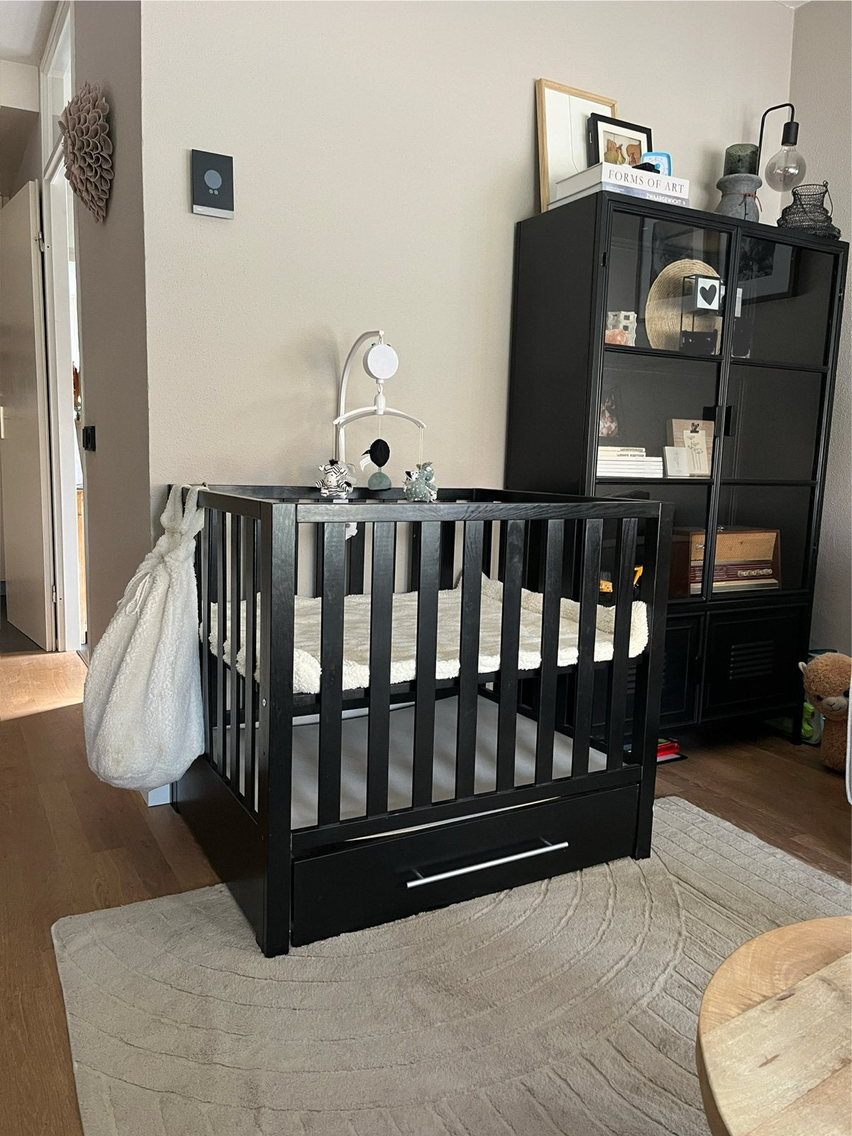Zwarte box met lade en boxmobiel, Kinderen en Baby's, Ophalen, Zo goed als nieuw, Rechthoekig, Lade