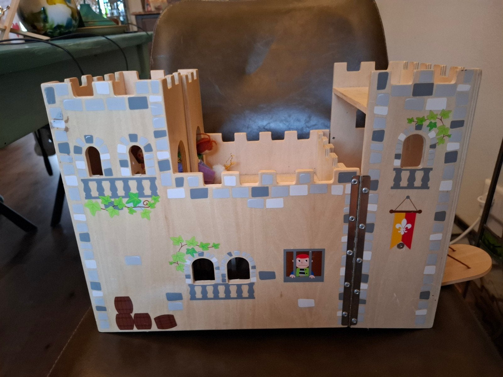 Houten kasteel poppenhuis met poppetjes, Kinderen en Baby's, Speelgoed | Poppenhuizen, Ophalen of Verzenden, Poppenhuis