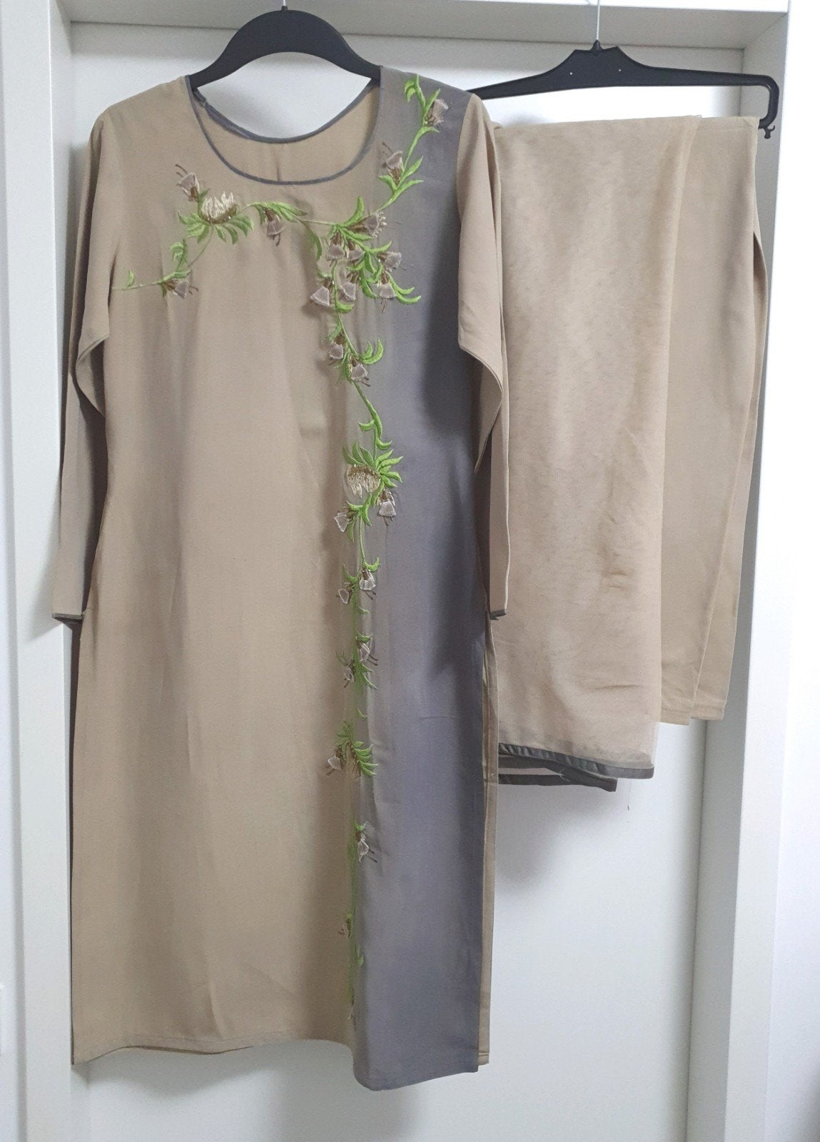 Salwar Kameez met bloemenborduurwerk - Maat M, Kleding | Dames, Maat 38/40 (M), Beige, Ophalen of Verzenden, Zo goed als nieuw