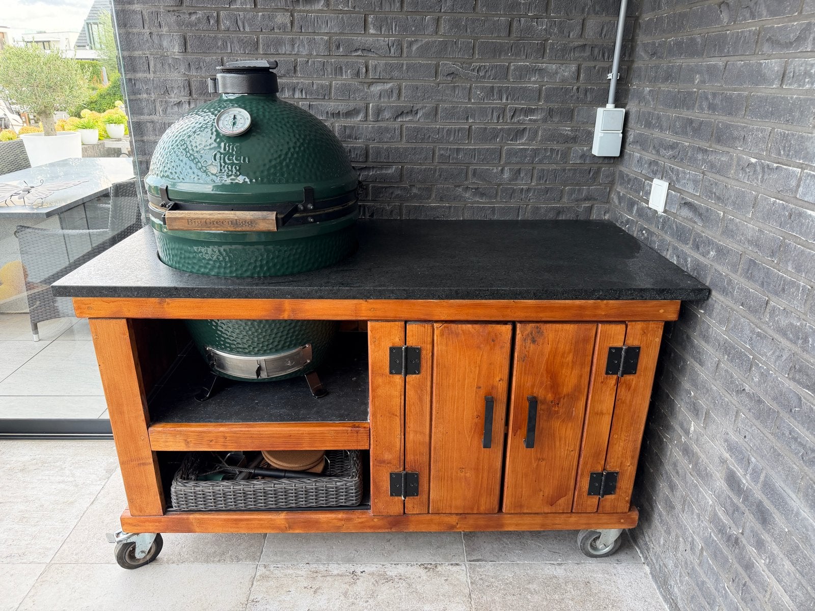 Buitenkeuken met granieten blad (excl. kamado), Tuin en Terras, Buitenkeukens, Ophalen, Gebruikt, Houtskool, Vrijstaand