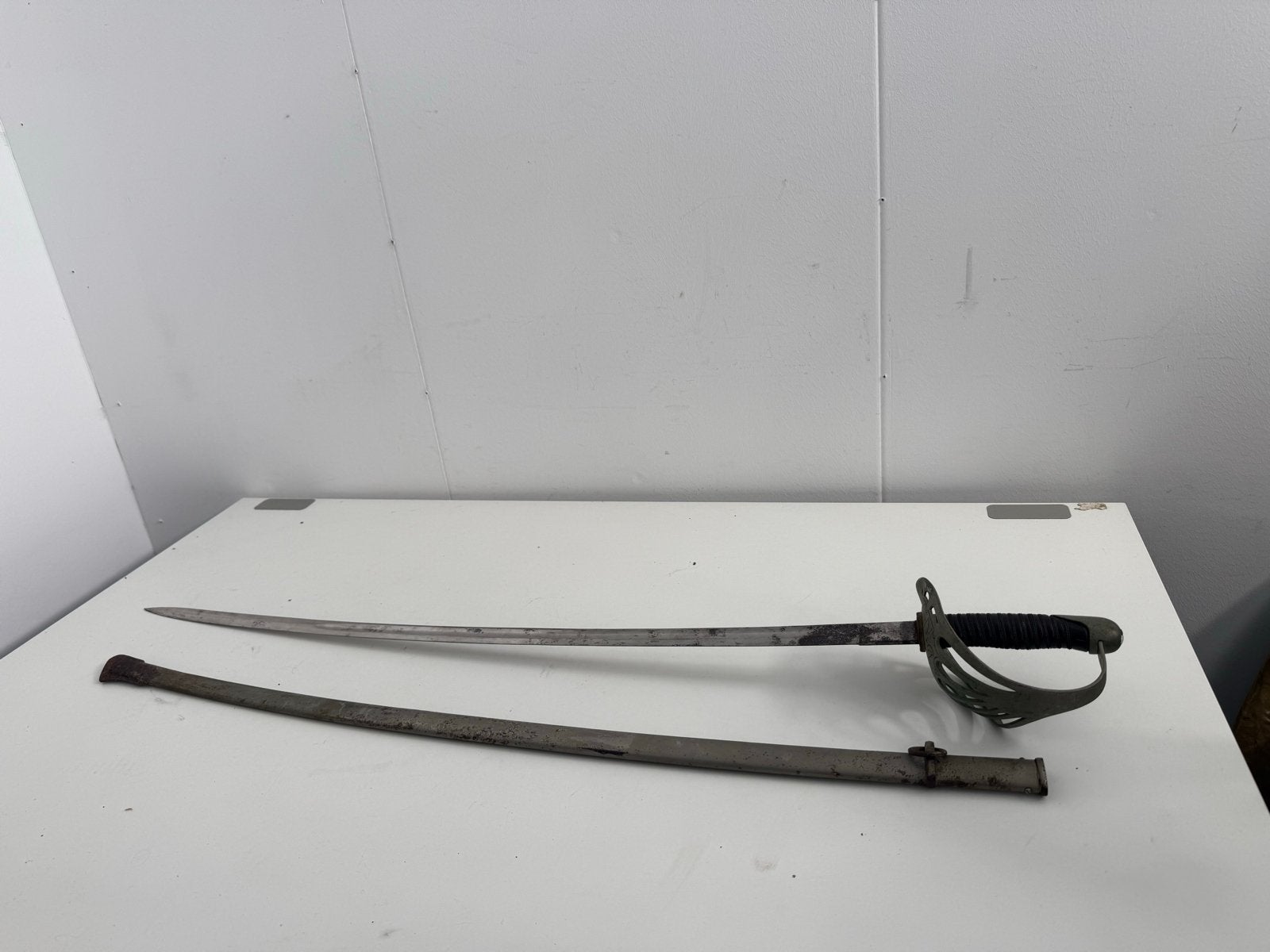 Antieke Militaire Sabel met Schede - Decoratief Stuk, Verzamelen, Zwaard of Sabel, Overige gebieden, ., Overige soorten