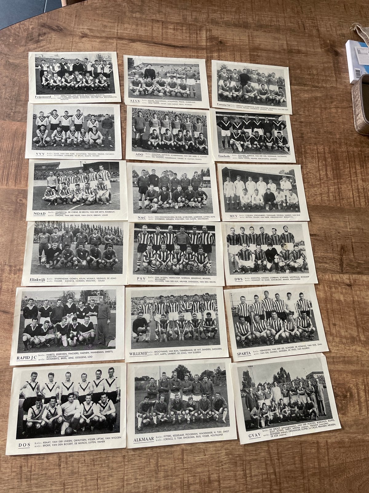 Voetbal elftalfoto's monty 1960-1961 compleet, Verzamelen, Ophalen of Verzenden, Gebruikt, Overige binnenlandse clubs, Poster, Plaatje of Sticker