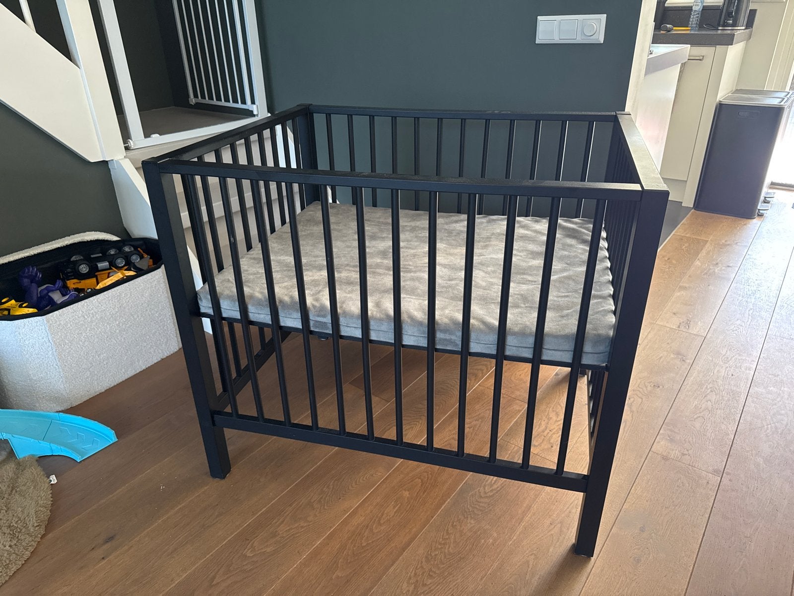 Mooie box met verstelbare bodem en boxkleed, Kinderen en Baby's, Boxen, Ophalen, Zo goed als nieuw, Rechthoekig, In hoogte verstelbaar