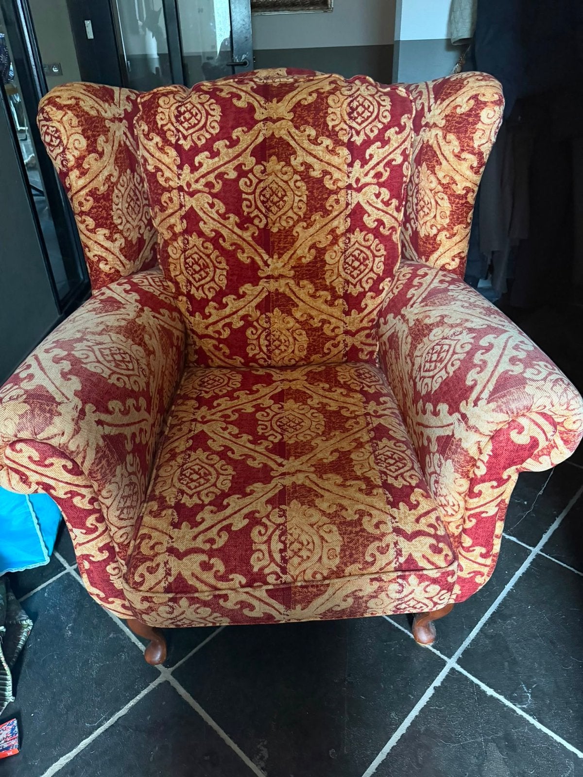 Klassieke fauteuil met rood/goud patroon, Huis en Inrichting, Ophalen, Gebruikt, Minder dan 75 cm, Vintage