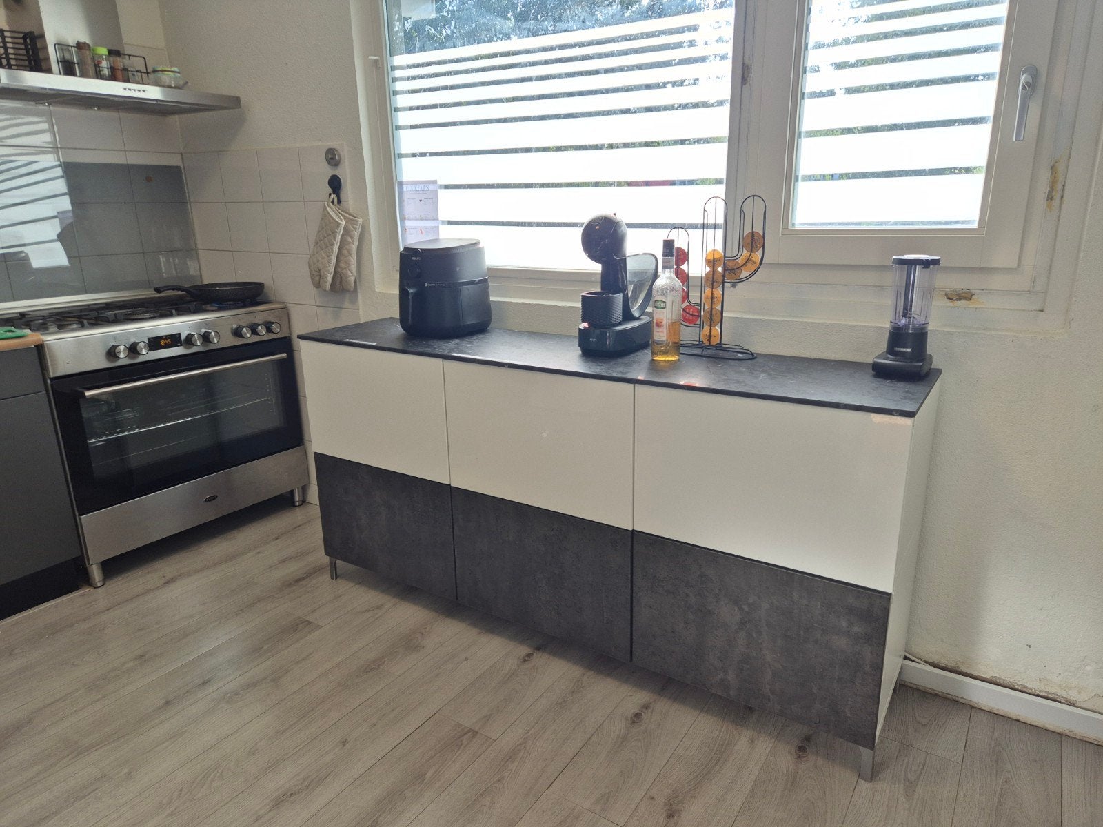 Besta kast met betonlook blad, Ophalen, Met deur(en), 150 tot 200 cm, Zo goed als nieuw