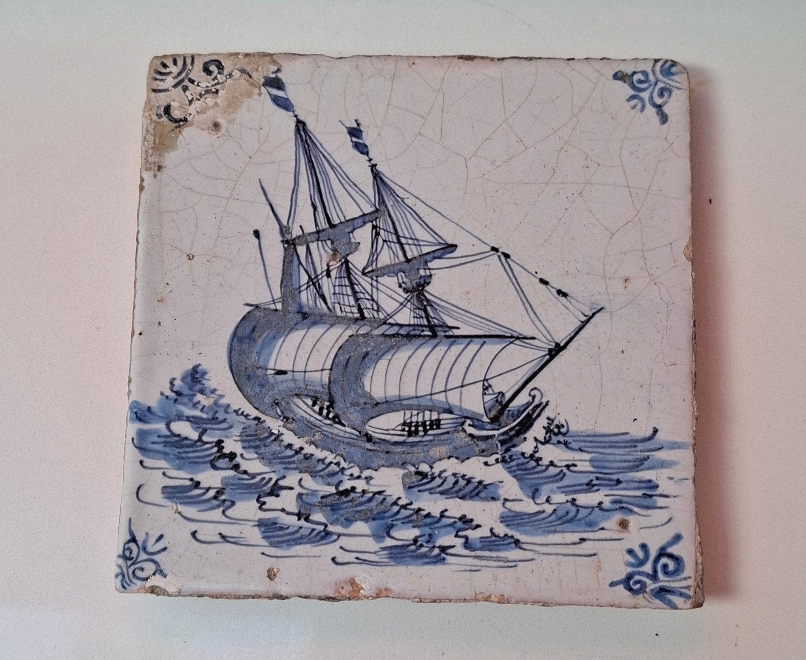 Set van 4 antieke Delfts blauwe tegels met schepen en molen, Ophalen of Verzenden