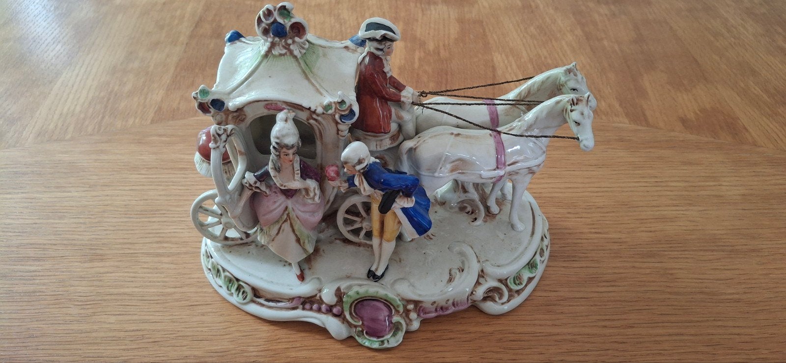 Antiek porseleinen koets met paarden en figuren, Antiek en Kunst, Antiek | Porselein, Ophalen of Verzenden