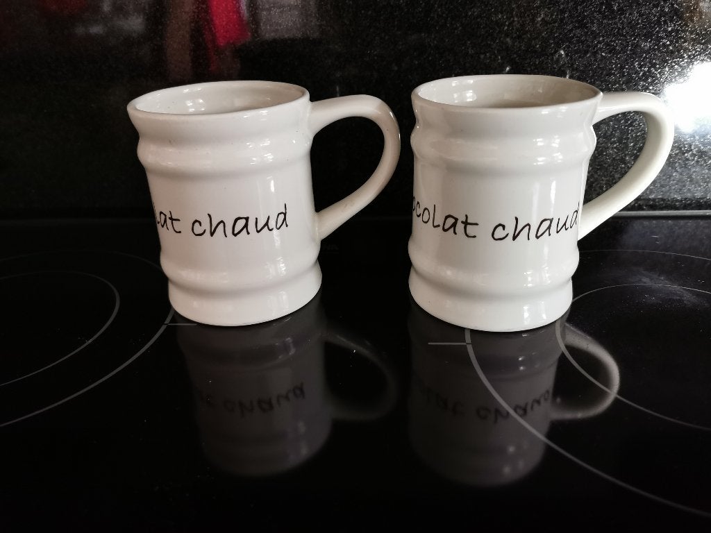11 .. Riviera Maison 2 stuks mokken Chocolat chaud, Ophalen of Verzenden, Zo goed als nieuw, Bord(en), Overige stijlen