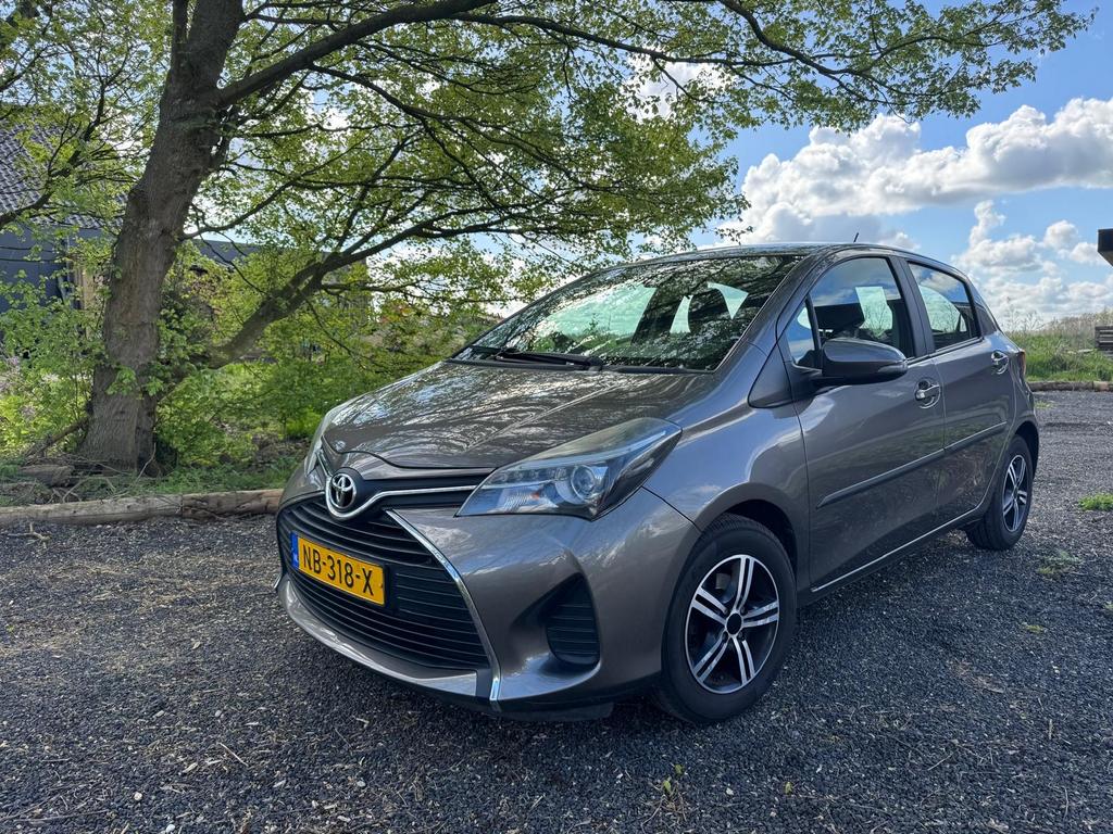 Toyota Yaris 1.0 16V Vvti 5DR 2016 Grijs, Auto's, Voorwielaandrijving, 40 €/maand, Zwart, Bruin