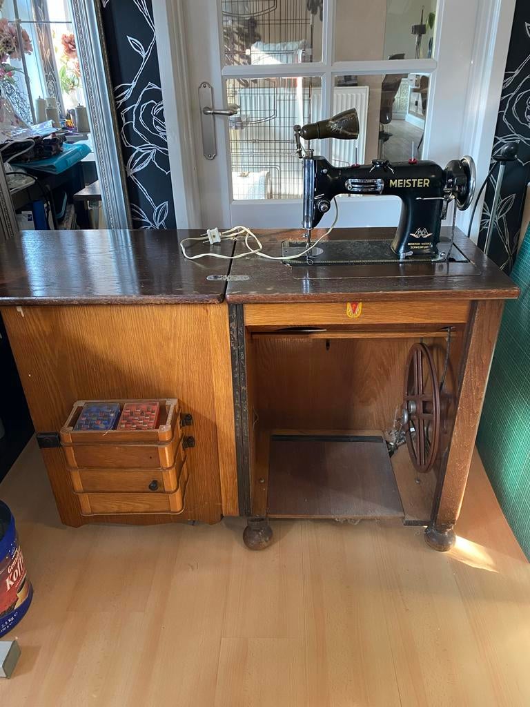 Antieke Meister trap naaimachine, Ophalen