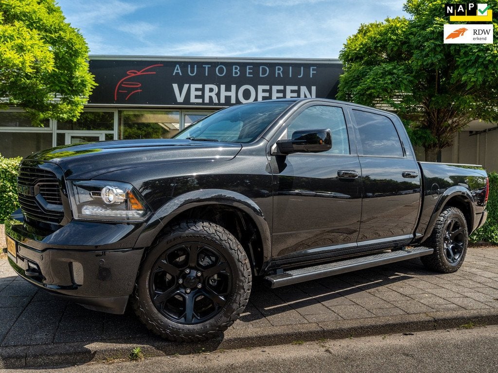 Dodge RAM 1500 CLASSIC | PANORAMADAK | CARPLAY | TREKHAAK |, Auto's, Automaat, 5654 cc, Zwart, Vierwielaandrijving