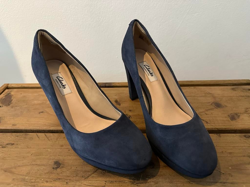 Clarks Blauwe Suède Pumps - Maat 38 - Z.g.a.n., Ophalen of Verzenden, Zo goed als nieuw, Blauw, Pumps