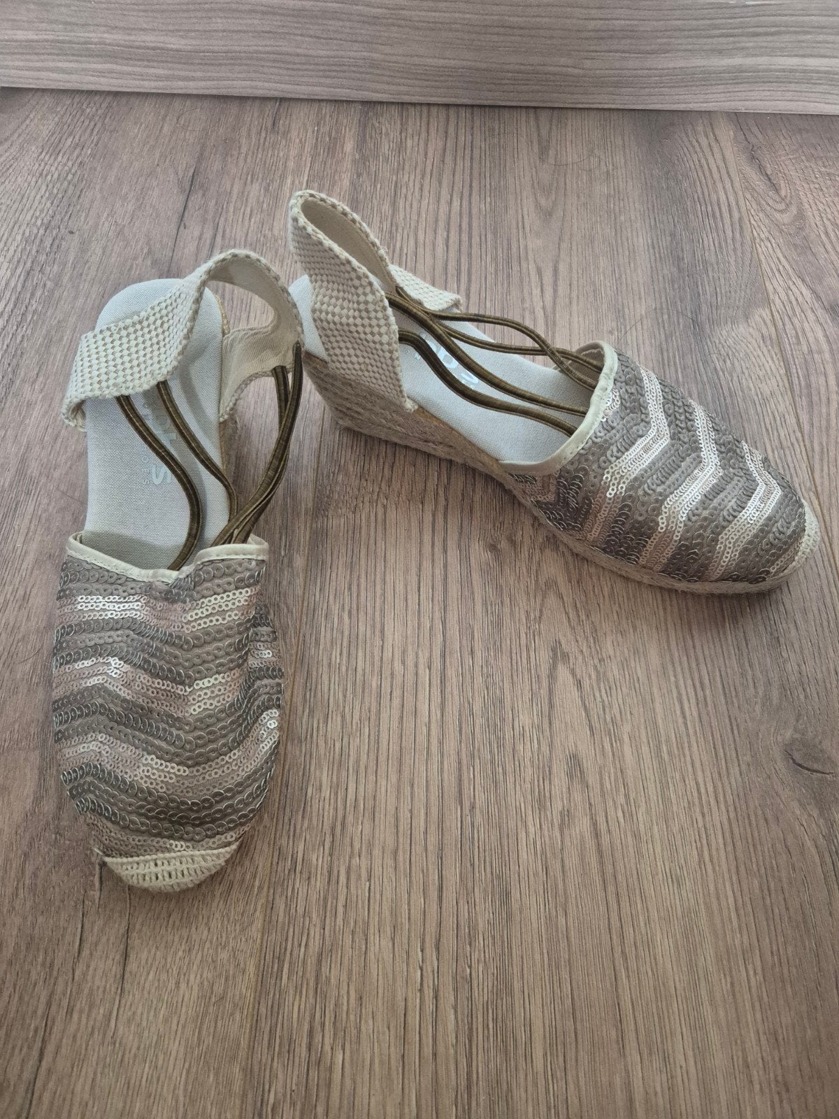 Nieuw: Hobbs Sleehakken met pailletten maat 40, Nieuw, Ophalen of Verzenden, Hobbs, Schoenen met hoge hakken