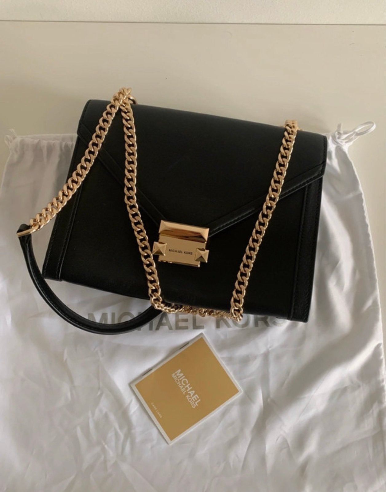 Michael Kors Tas - Zwart met Gouden Details, Sieraden, Tassen en Uiterlijk, Tassen | Damestassen, Ophalen of Verzenden, Zo goed als nieuw