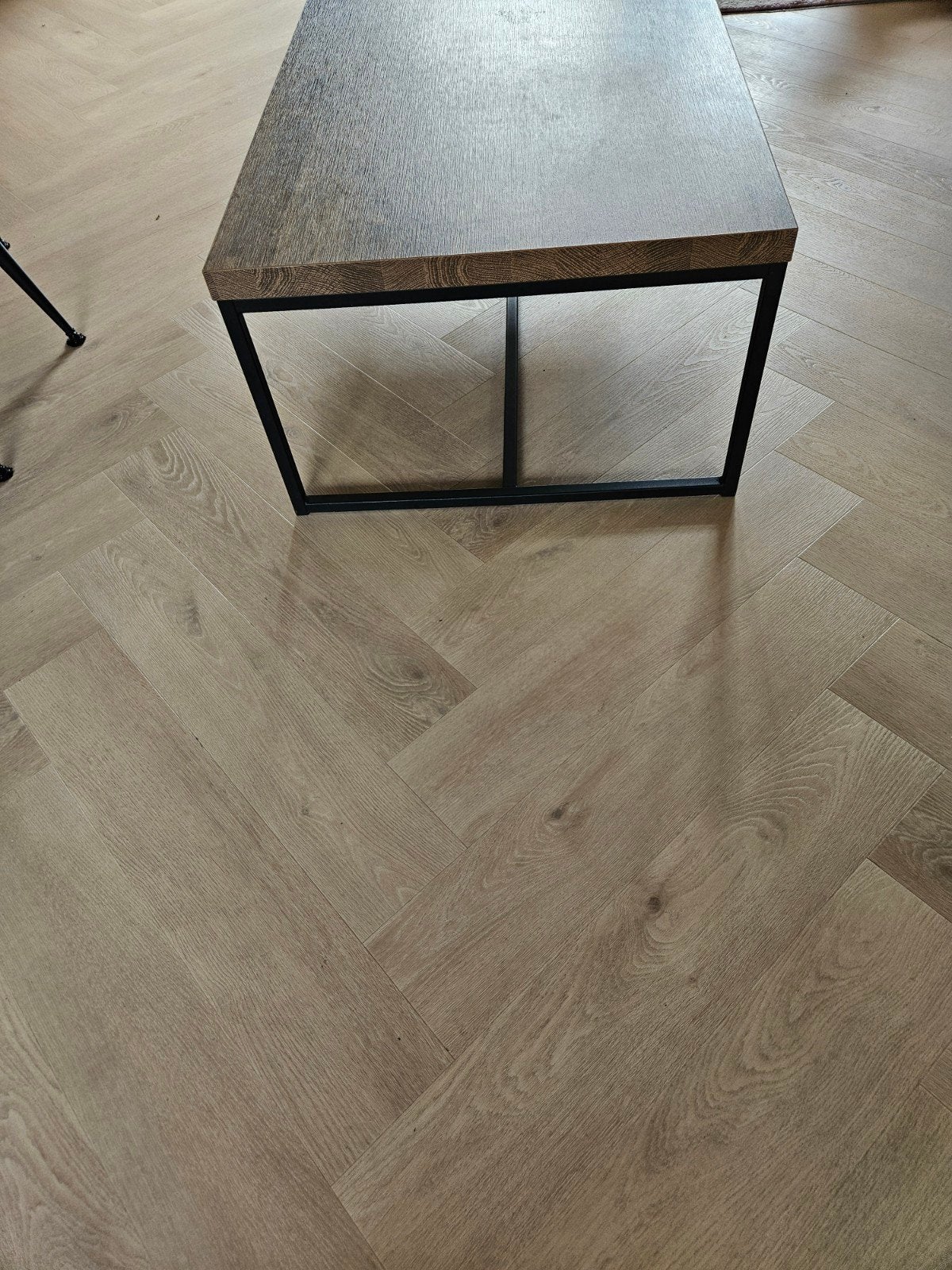 Salontafel met houtlook en metalen ondersotel, Huis en Inrichting, Gebruikt, 100 tot 150 cm, Industrieel, Modern, 50 tot 100 cm