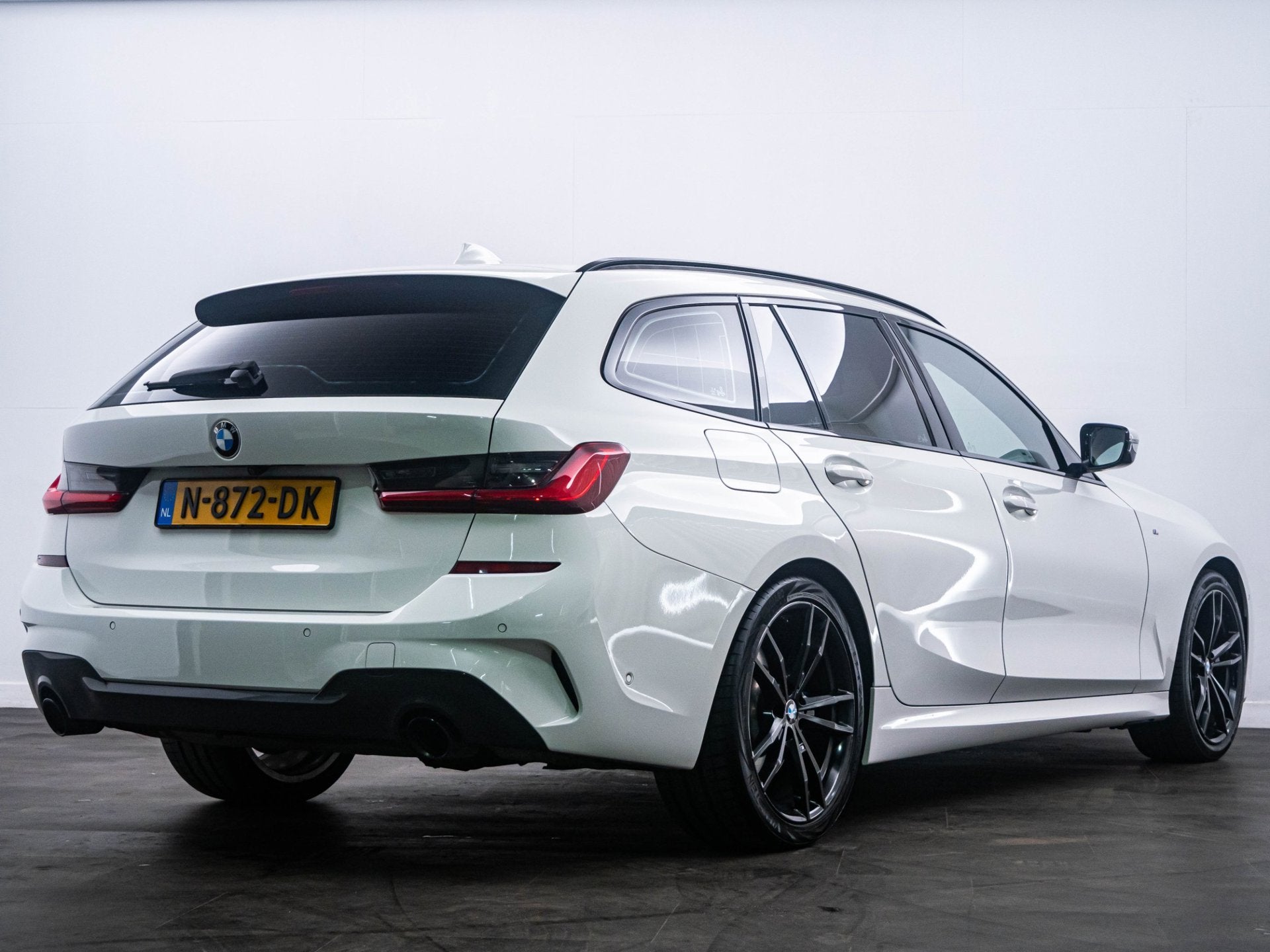 BMW 3-serie Touring 318i High Executive M-Sport|Trekhaak|LED, Auto's, BMW, Achterwielaandrijving, Gebruikt, Wit, 1545 kg