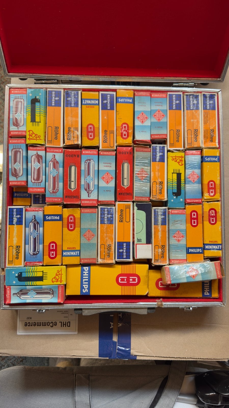 Grote collectie diverse radio/tv buizen/lampen in koffer, Antiek en Kunst, Ophalen