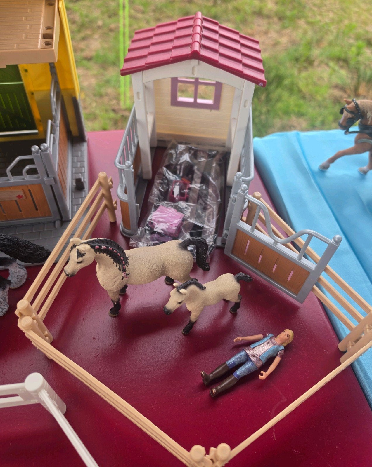 Schleich stal met 2 paarden, Ophalen, Gebruikt, Paard, Beeldje of Figuurtje