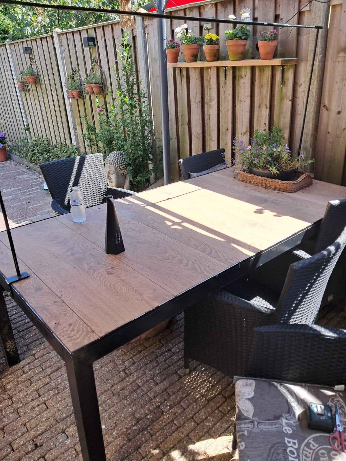 Robuuste tuintafel met houtlook blad en metalen frame, Ophalen