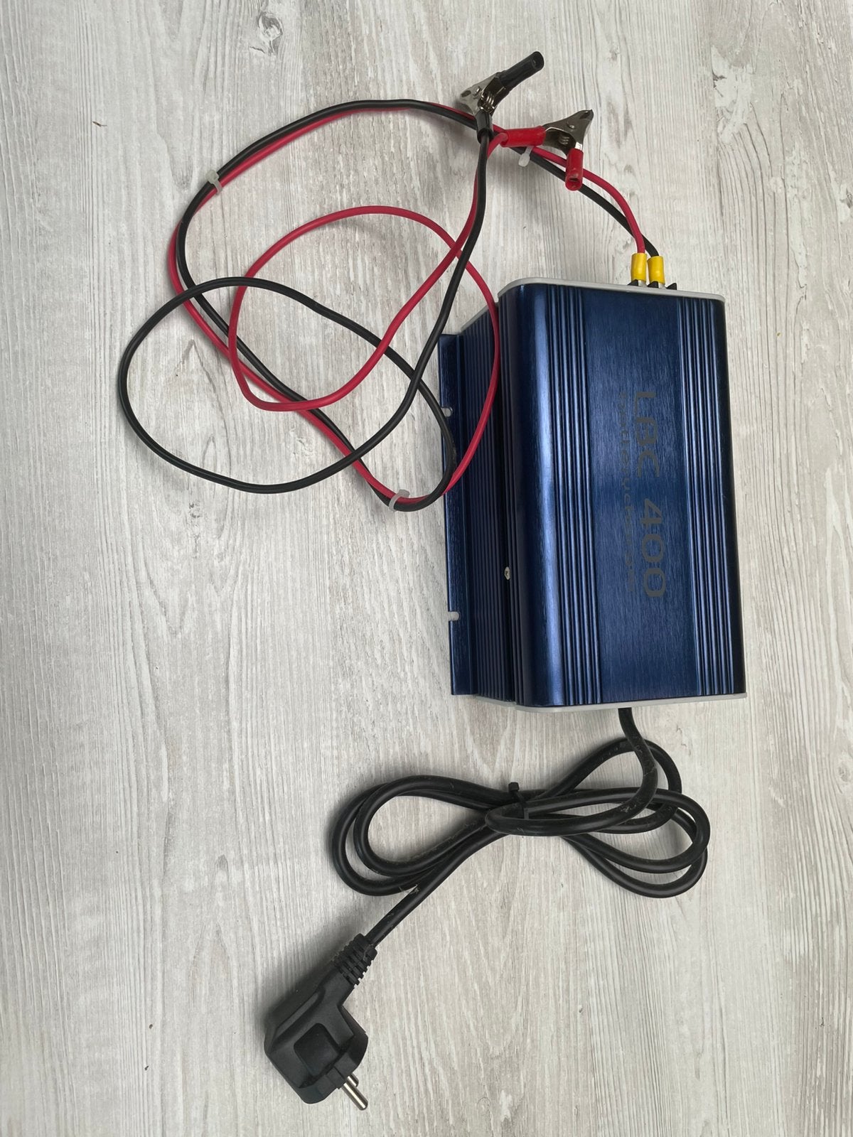 Acculader caravan LBC 400, Caravans en Kamperen, Caravan accessoires, Ophalen, Gebruikt