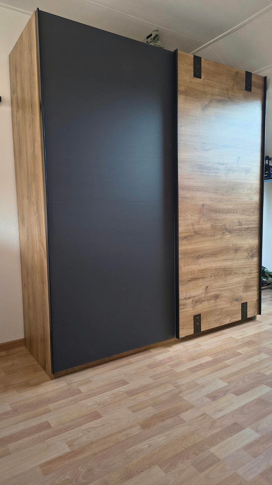 Kledingkast met schuifdeuren, Gebruikt, Met plank(en), 150 tot 200 cm, Modern