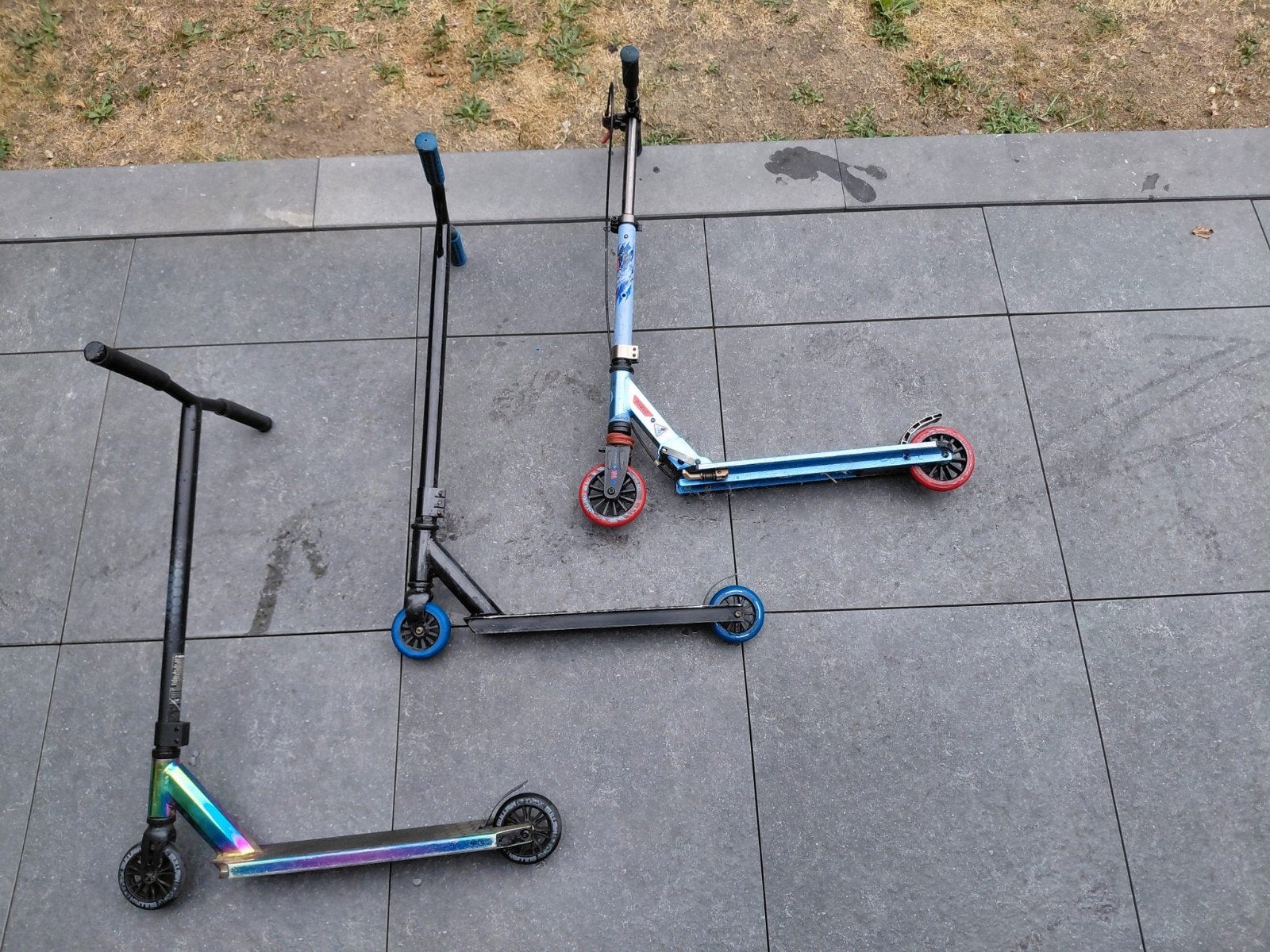 3 stuntsteps te koop: blauw/zwart, blauw/rood, regenboogdek, Ophalen, Gebruikt, Overige typen