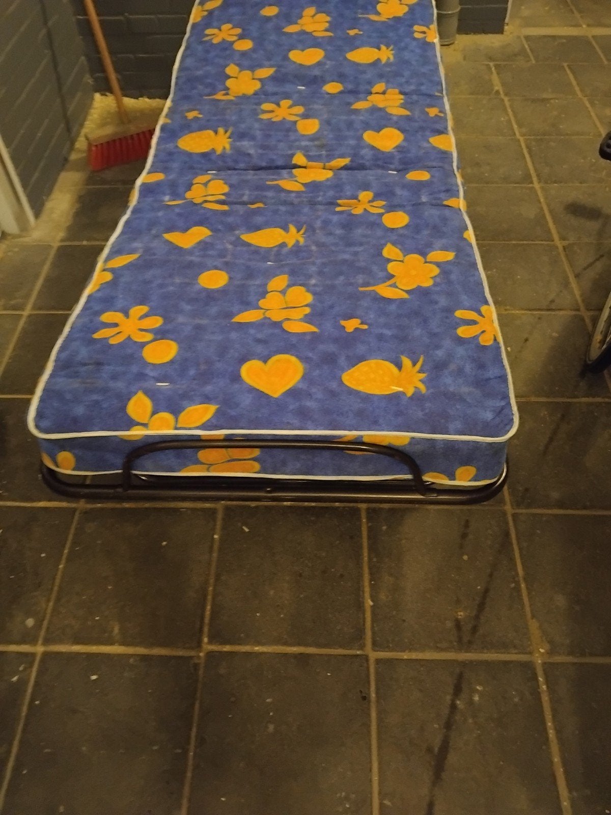 Opklapbed met matras in goede staat, Ophalen, Gebruikt, Eenpersoons, Metaal