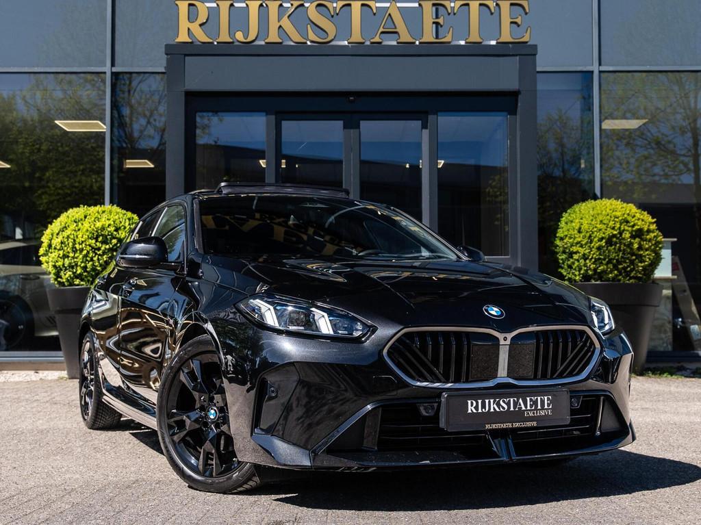 BMW 1-serie 120i M Sport Design|PANO|H&K|SFEER.|MEMORY|LEDER, Auto's, Gebruikt, 156 pk, Alcantara, Zwart