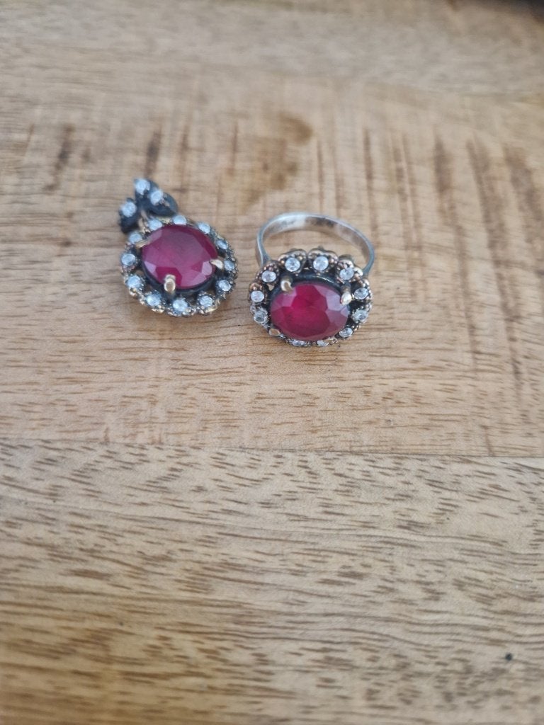 Antieke, zilveren ring+hanger met robijn. Mt 17,5.