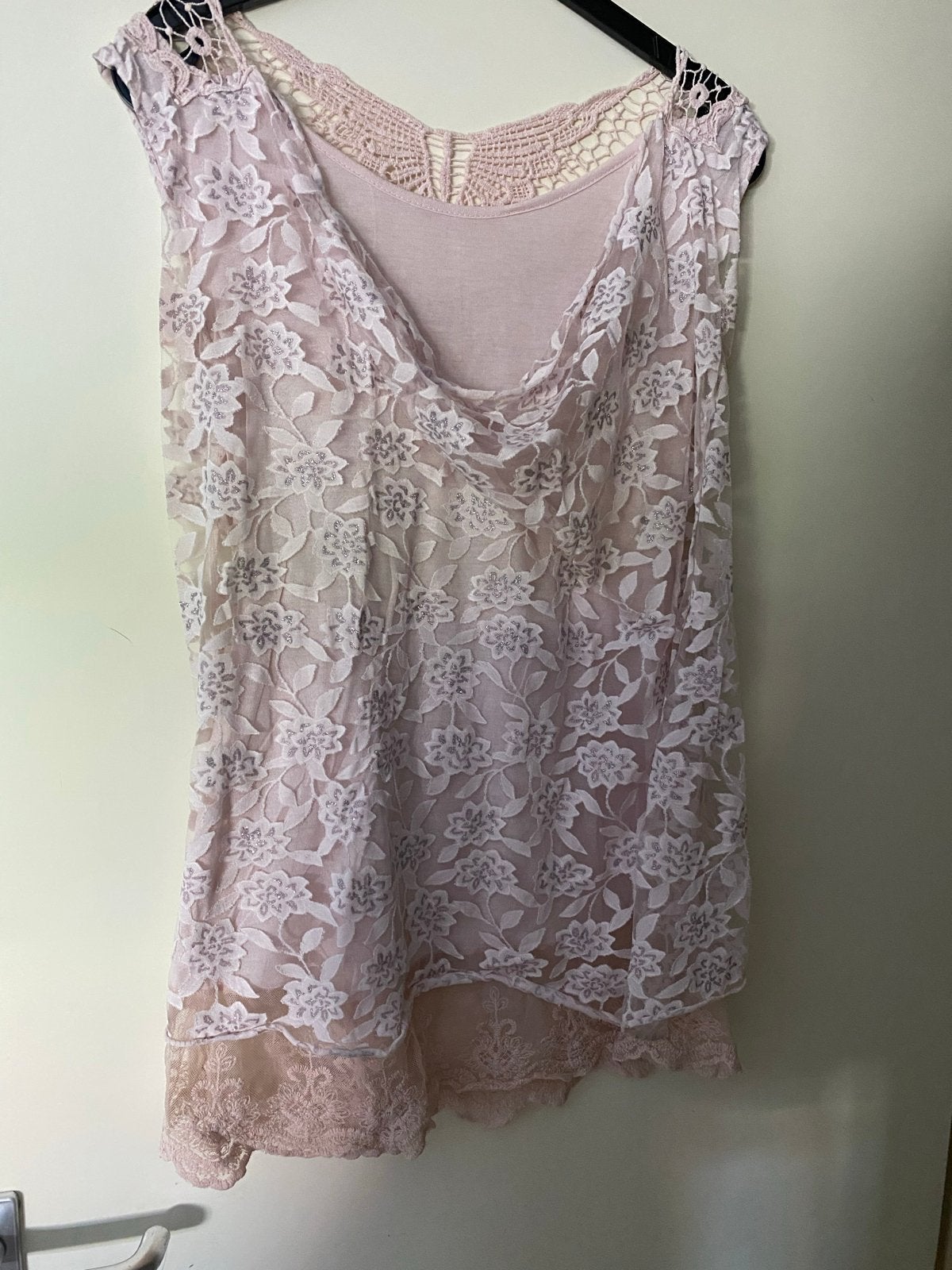 Roze kanten hemdje met bloemenpatroon, Kleding | Dames, Tops, Ophalen of Verzenden, Zo goed als nieuw, Maat 42/44 (L), Roze