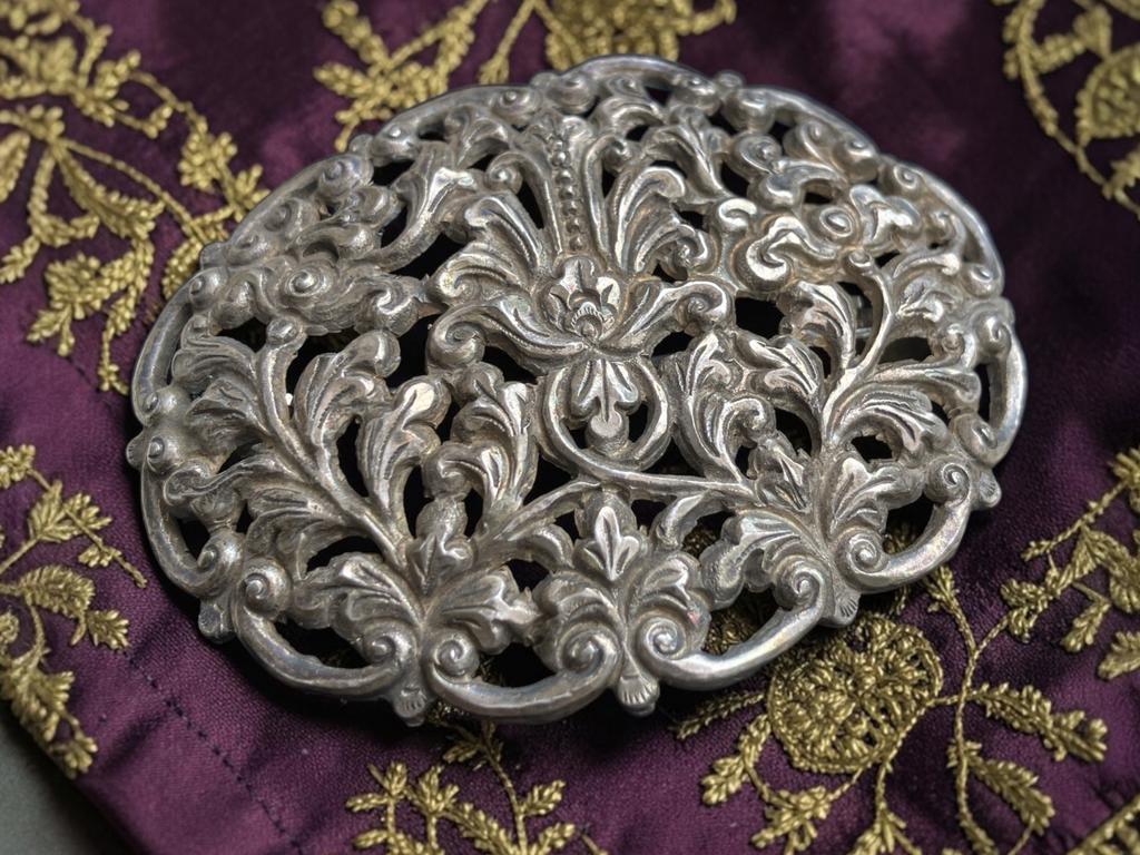 Antieke Djokja zilveren broche - 7x5,5 cm - Gaaf, Antiek en Kunst, Ophalen