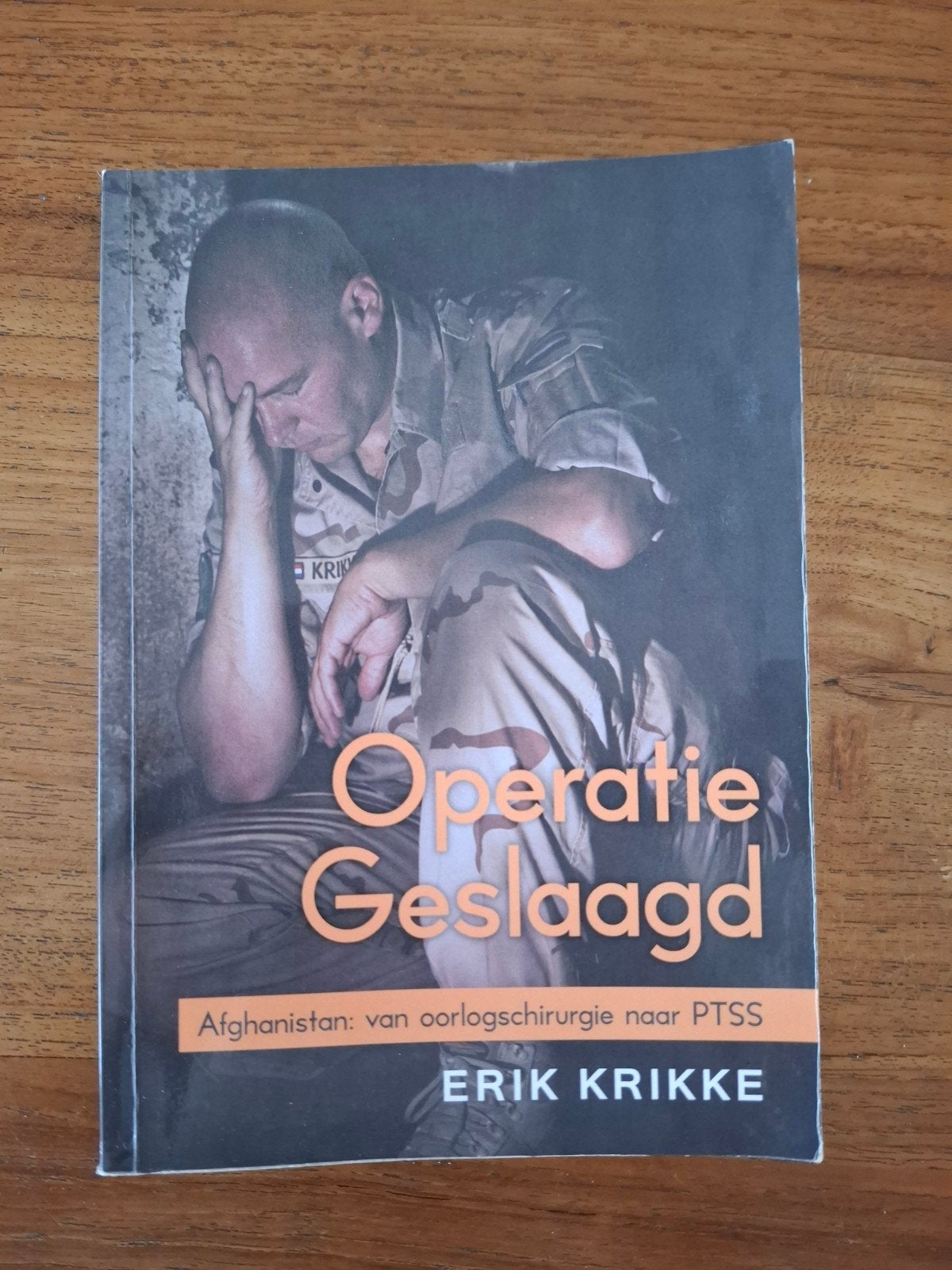 Erik Krikke - Operatie geslaagd (oorlogschirurgie naar ptss), Boeken, Ophalen of Verzenden, Gelezen, Erik Krikke
