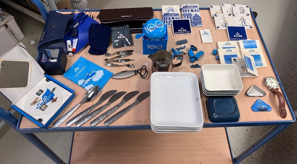 KLM-verzamelpartij ca. 85 stuks in KLM koffer, Verzamelen, Luchtvaart en Vliegtuigspotten, Gebruikt, Overige typen, Verzenden